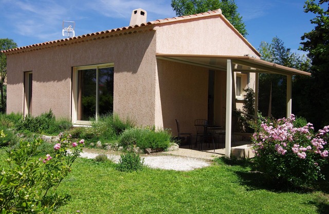 Vivienda unifamiliar climatizada de 60m2 con jardín.