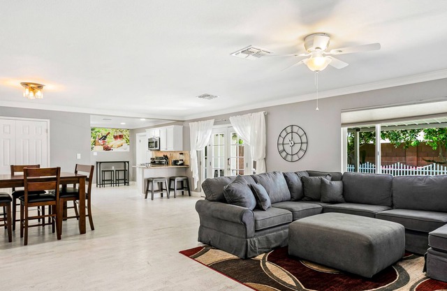 Air-conditioned home w/ great patio, Ping-Pong, WiFi - right near Old Town