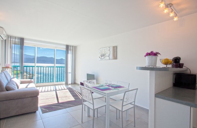 Estudio con aire acondicionado, vista panorámica de St-Florent y su golfo, acceso a la playa.
