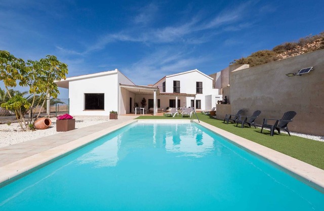 Villa "Selena" con aire acondicionado, piscina, jardín y Wi-Fi