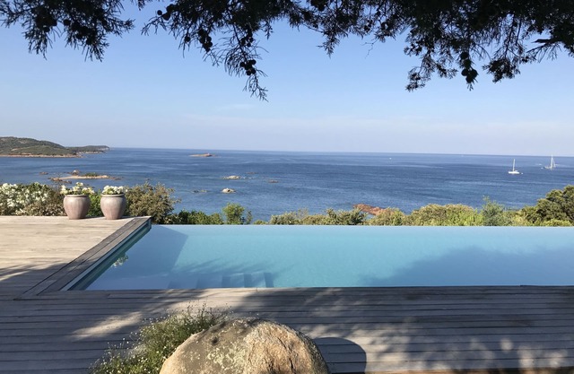 Villa frente al mar con aire acondicionado, piscina y playa.