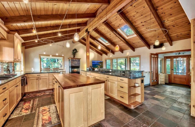 Air Conditioning, Walk to Trails, Game Room, Hot Tub, 10 Beds, Large 5br, Near Lake