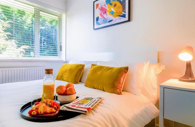 Airport Way - Cosy 2 Bed Apartment near the M1