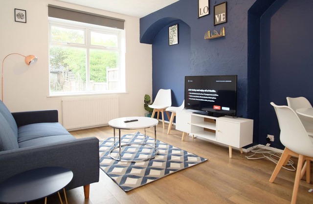 Airy 3 bedroom house with free parking n Garden