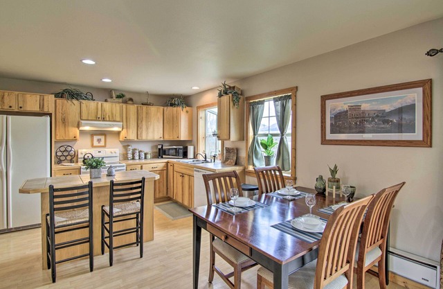 Airy Emigrant Townhome w/ Sweeping Mtn Views!