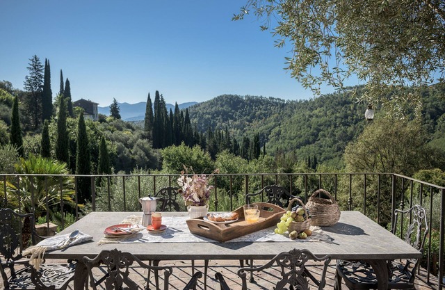Impresionante villa del siglo 18, con magníficas vistas y la piscina, 8 km de Lucca