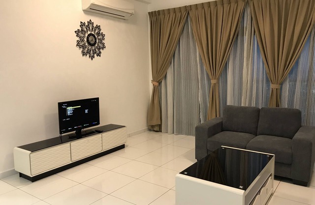 Alita Homes 6-8 Pax @ Sky Loft AEON Bt Indah, LEGOLAND + WIFI + CANAL DE CABLE