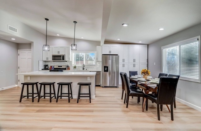 All Inclusive Modern Family Home 3BR 3BR Near Dignity Health Northridge Hospital