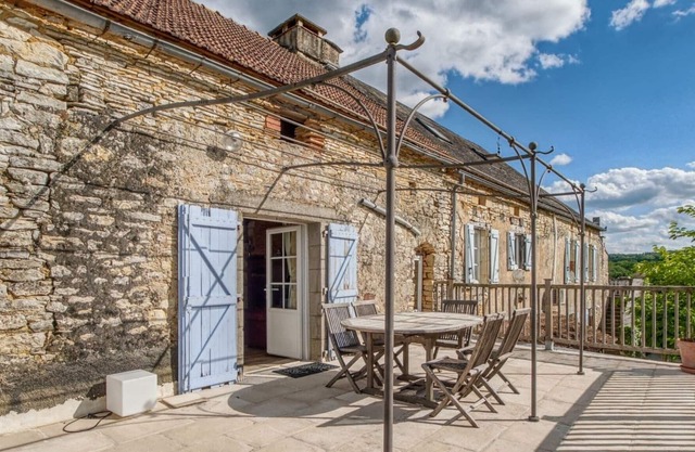 Acogedora casa de vacaciones en Dégagnac con piscina climatizada y jacuzzi