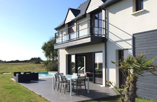 Moderna casa de vacaciones en Riantec con piscina privada