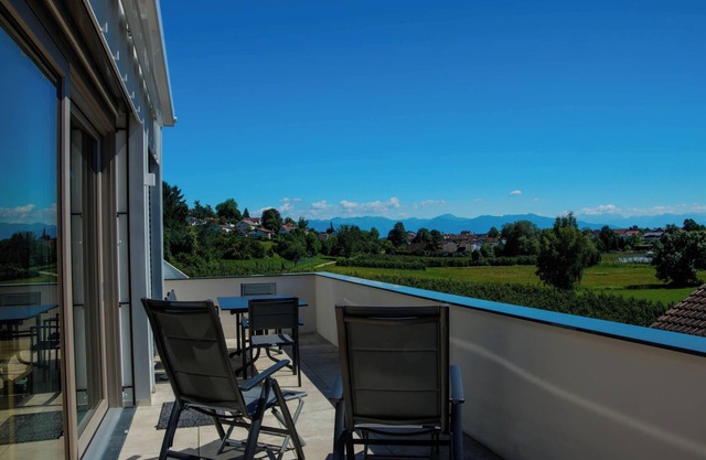 "Alpenblick 3 - Apartamento vacacional" con vistas a la montaña, Wi-Fi y balcón.