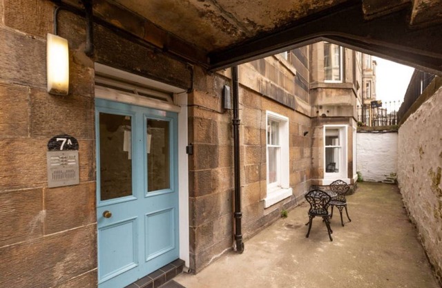 Refined Ground-floor Apt near Stockbridge Market