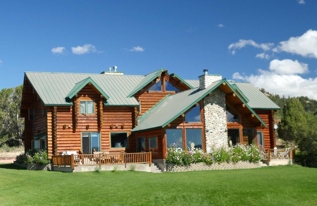 Alton Lodge / Amplia casa de troncos en hermosa y tranquila 20 acres con gran cocina