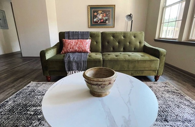 Amazing 1BD/1BA w/Balcony + Gym - Little Rock
