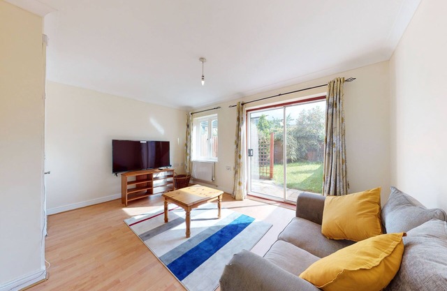 Amazing 2 Bed House w/ Private Parking & Private Garden