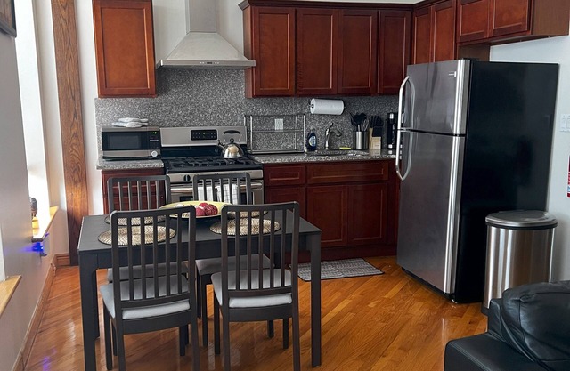 Increíble 2 BR Brownstone Apt.