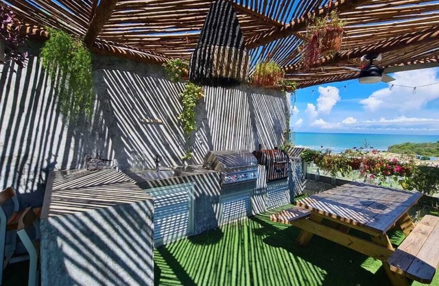 **Amazing 2-level Penthouse w/ Rooftop @ Casamar**