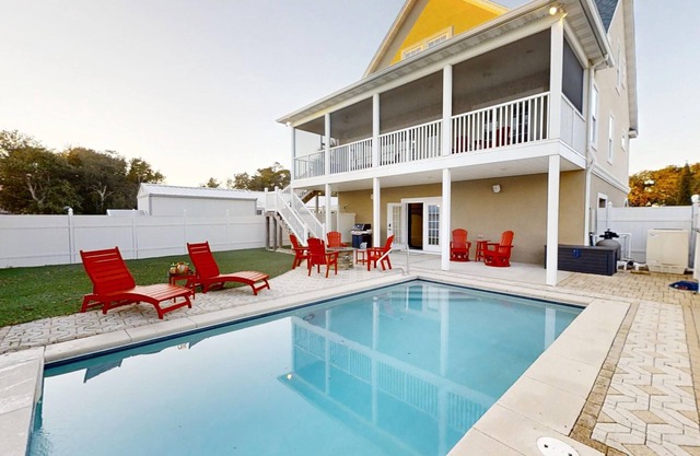 Amazing Beach House w/ pool & golf cart. A few Blocks from Beach - All New!