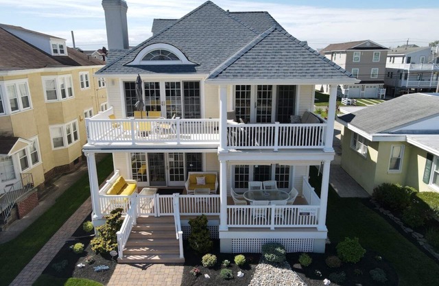 Gold Coast (2nd Floor-5 BR's) Beachblock w / Ocean Views- Elevator & Beach Tags