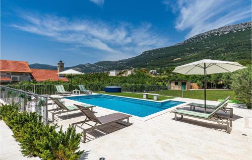 Amazing Home In Kastel Luksic