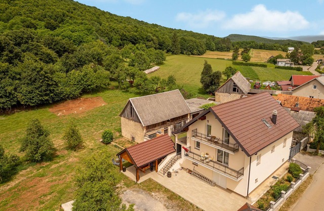 Increíble casa en Prozor con cocina.