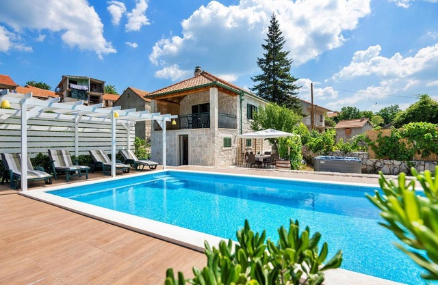 Increíble casa en Zagvozd con jacuzzi