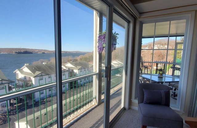 AMAZING LAKE VIEW! GORGEOUS SUNSET! ON MAIN CHANNEL! 3BR/2BA-SLEEPS 6-8