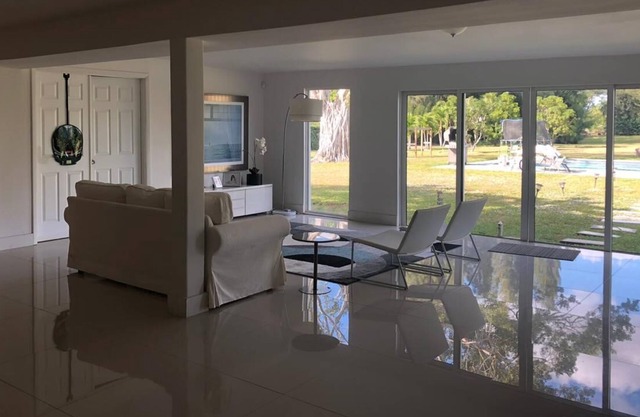 INCREÍBLE MODERNA / CASA DE ESTILO DE CAMPO, CASI 5 ACRES