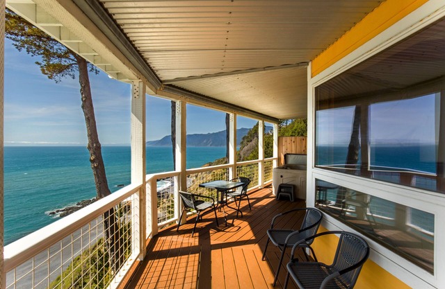 Amazing Oceanview! Private Hot Tub! Oceanfront! Shelter Cove, CA