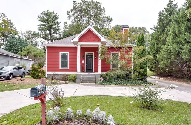 Amazing, remodeled, charming getaway w/ swimming pool, close to fun and dining!