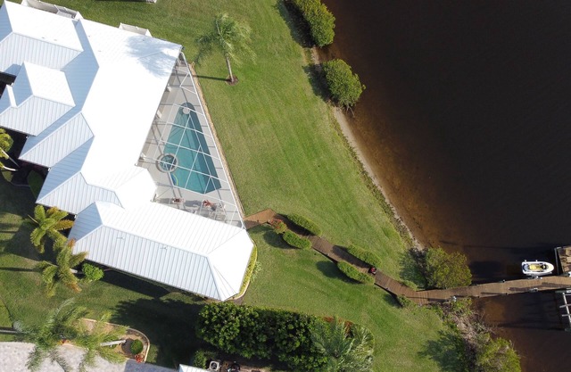 Amazing villa with view and direct access to the water. Heated pool and jacuzzi.