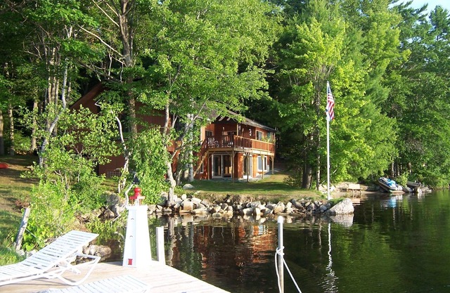 Amazing Waterfront Alquiler Lake Winnipesaukee NH En la isla de Bridged