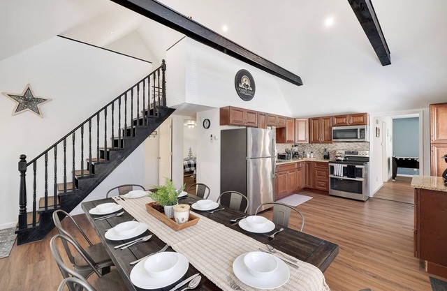 Amenity Filled Private Getaway on a cul-de-sac w/ AC, King Bed, Fire Pit & Games