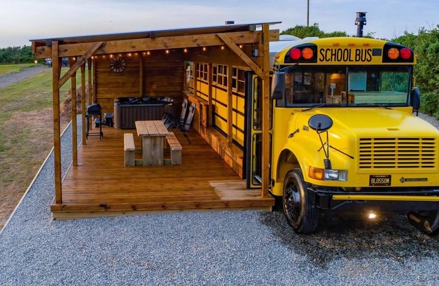 American School Bus - 1 Bedroom - Blossom Farm - Tiers Cross