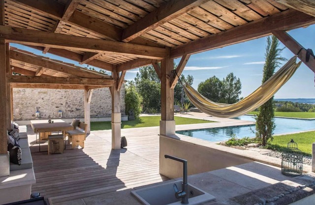 An exceptional property near Aix commanding a view of the iconic Saint Victoire Mountain –...