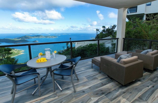 Sobre las mejores vistas desde esta romántica villa de lujo de 1HAB / 1BA con vistas a todo el VI