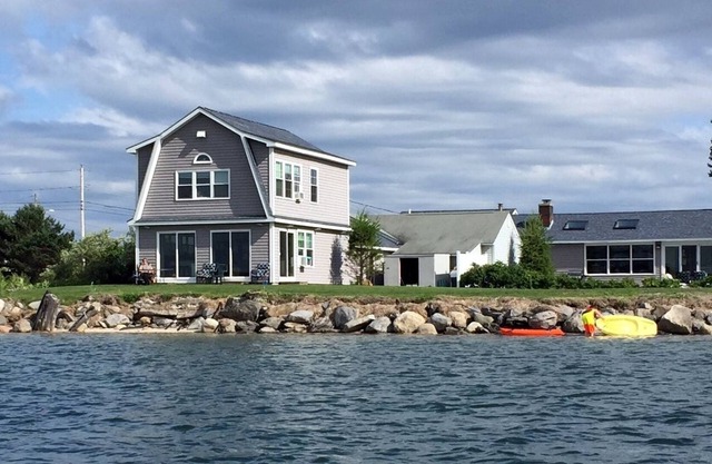 ANCHORAGE COTTAGE - Delightful Waterfront Home in Pine Point’s Fishermen's Cove