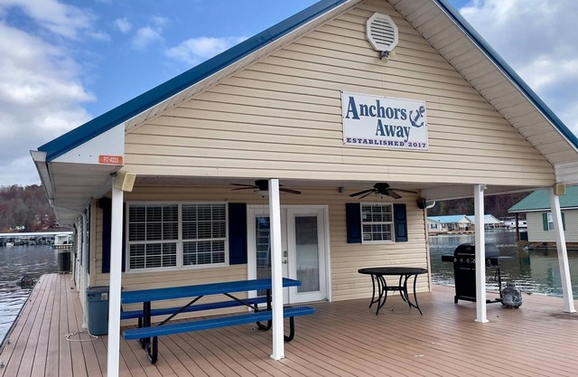 Anchors Away Floating Home @ Whitman Hollow Marina / Froggies Patio Bar