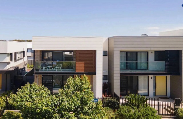 Anchor’s Rest - Modern and fresh family escape close to marina, cafes, restaurants and beaches