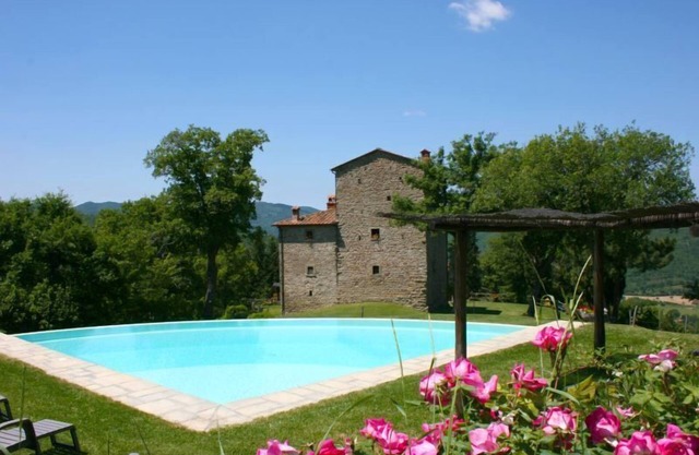 Antigua torre medieval de piedra con piscina privada y jardín. Posición muy panorámica. Área de Ar