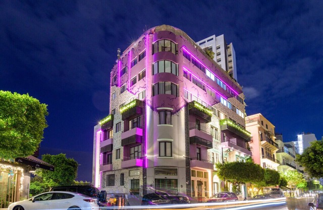 Anoor 1-BR Apt in Gemmayze W/ Balcony & 24/7 Power