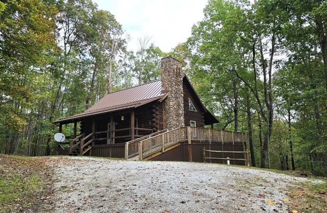 Anson's Ridge: Log home in the woods w/hot tub, near Hocking Hills- Sleeps 12