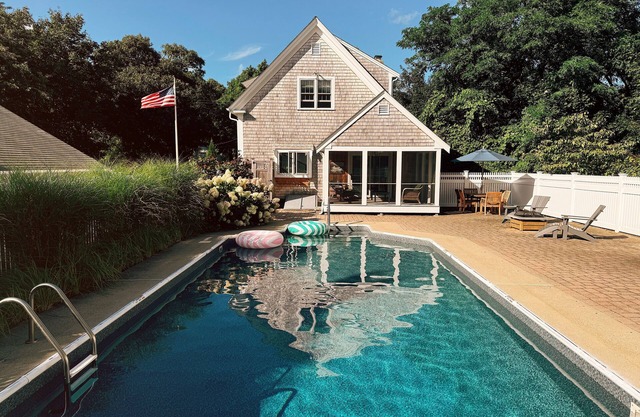 Casa antigua con piscina de agua salada
