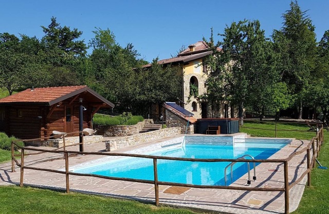 Apartamento renovado en la antigua casa de piedra "casa vieja" con piscina, sauna y jardín