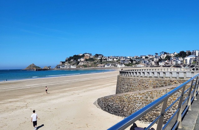 Apartment 4/6 people 50m2 Ground floor + closed courtyard of 30m2 100m from the beach