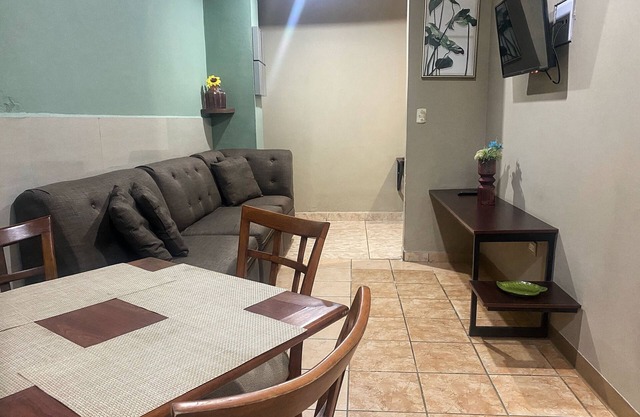 Apartamento 1 hab, 2 camas, cocina, sala y parqueo (apta para familias).