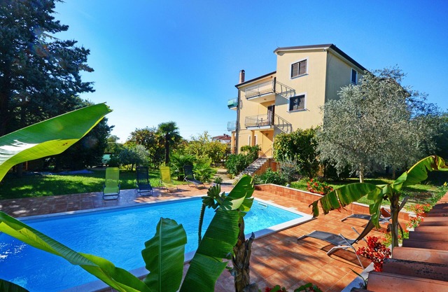 Apartamento Umag Valica, cerca de la playa, con piscina, 2 dormitorios, barbacoa