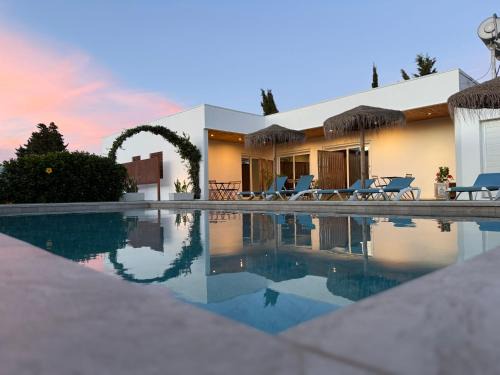 APARTAMENTOS LA MAR SALÁ piscina compartida