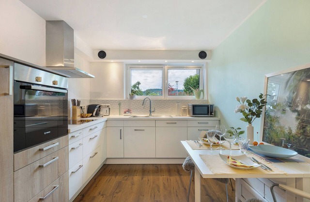 Apartamento 'Sunshine River Flat' con vistas a la montaña, terraza privada y Wi-Fi