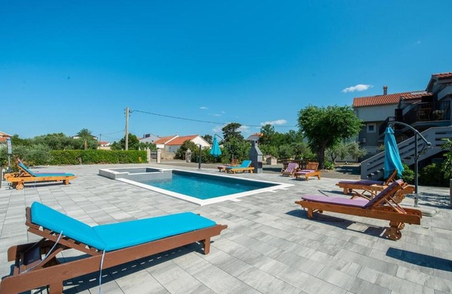 Apartmant Franica with heated pool and jacuzzi